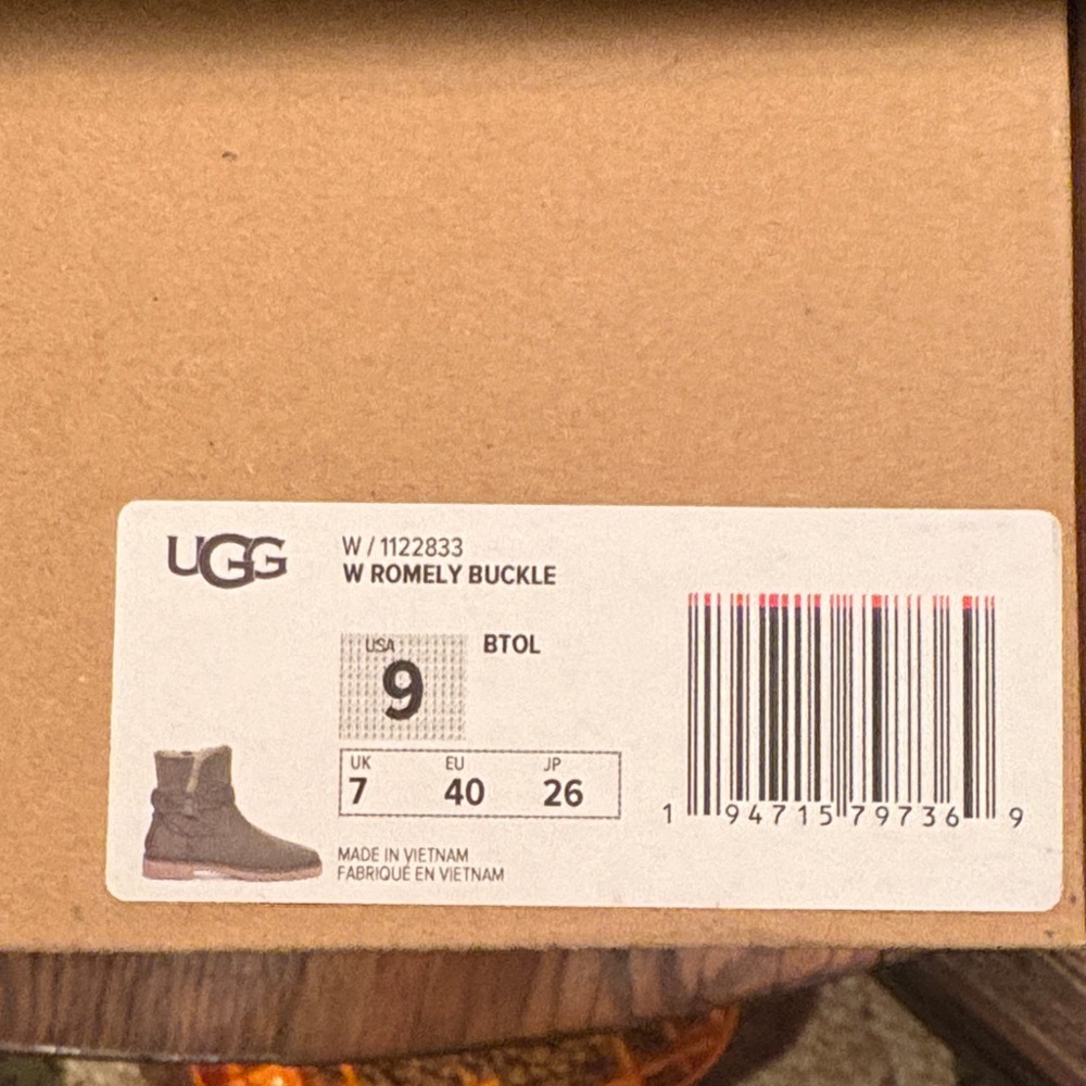UGG W Romely Buckle Boots - Med. Sage in color.